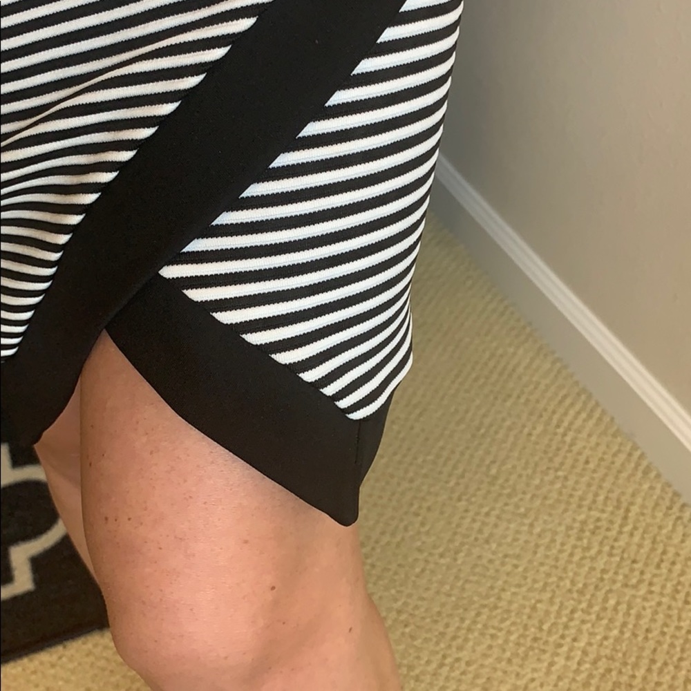 Striped V-neck dress - Picture 3 of 4